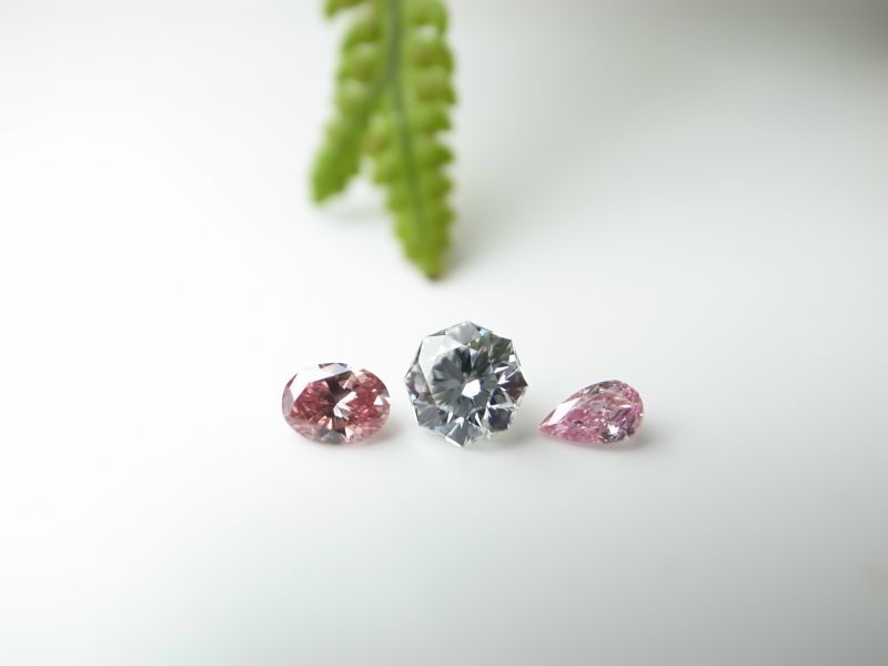 天然ピンクダイヤモンド Fancy Vivid Purplish Pink 0.124ct・0.072ct/八角形天然ダイヤモンド 0.3ct Dカラー VVS1 H&C 3石ルース|Gallery 554
