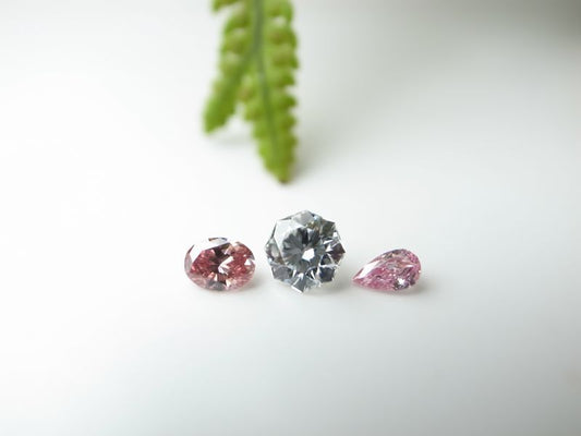 天然ピンクダイヤモンド Fancy Vivid Purplish Pink 0.124ct・0.072ct/八角形天然ダイヤモンド 0.3ct Dカラー VVS1 H&C 3石ルース|Gallery 554