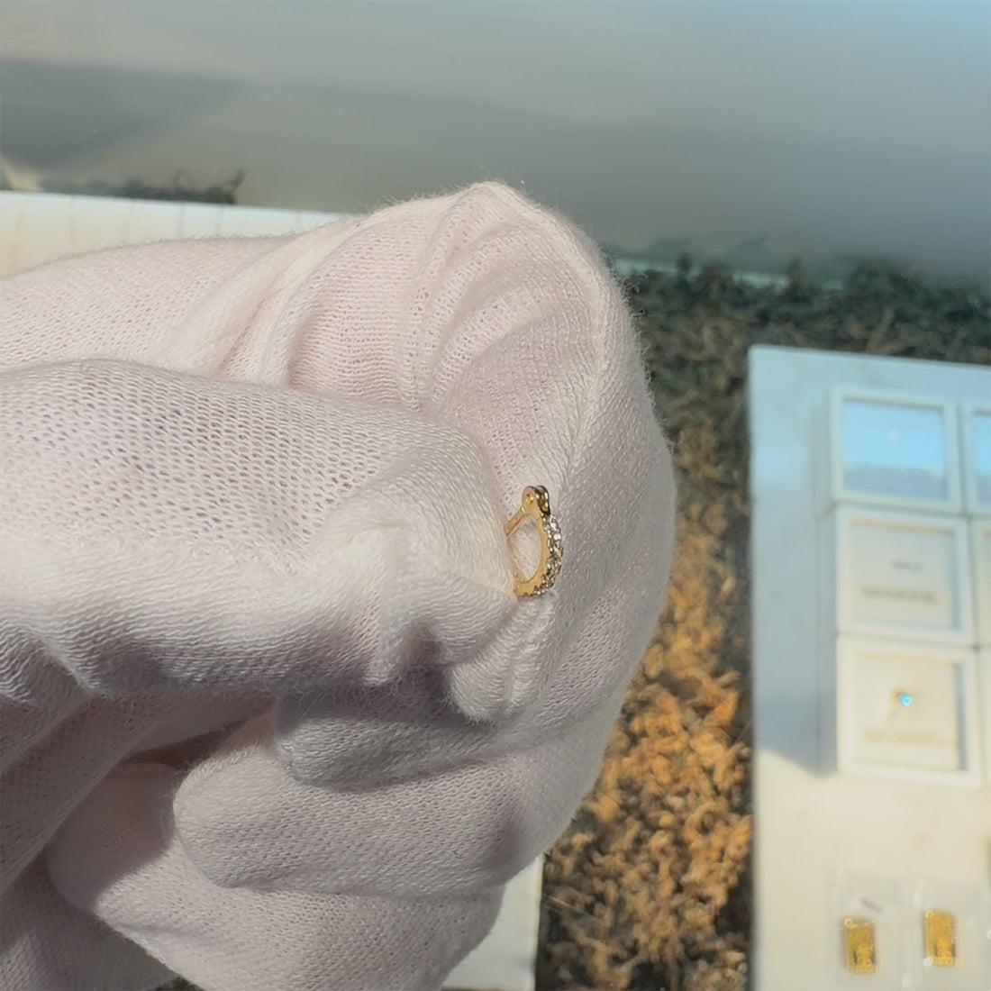 耳に沿うピアス