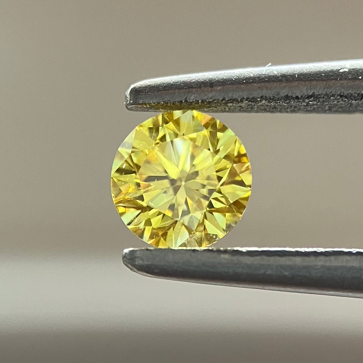 0.189ct 天然発色ファンシーインテンスイエローダイヤモンド ラウンドルース