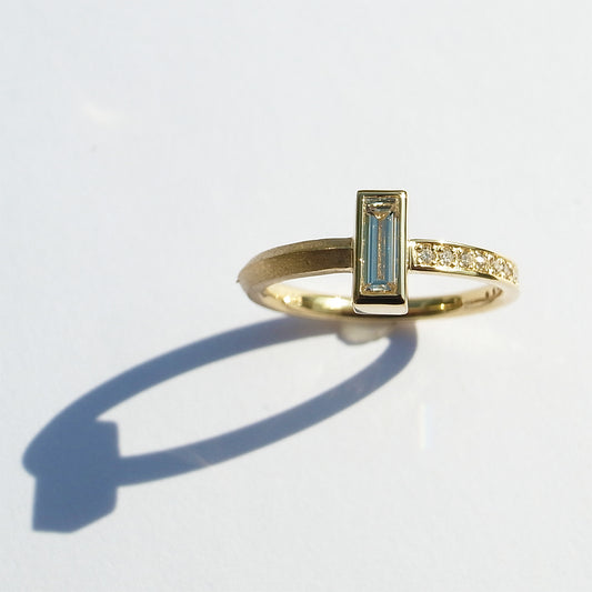 0.235ct natural L color baguette diamond ring in K18 yellow gold