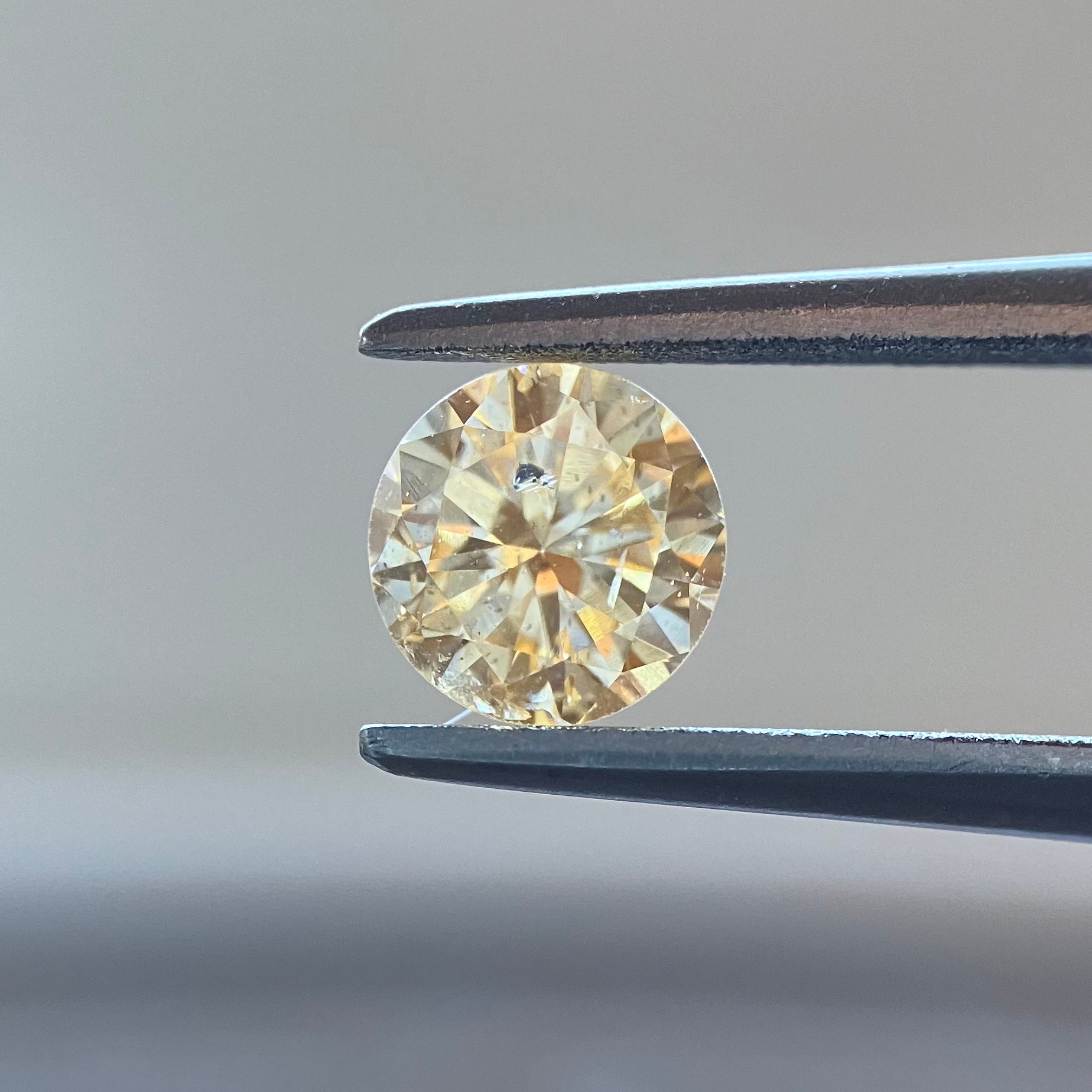 0.554ct natural color Fancy Yellow Orange round loose diamond