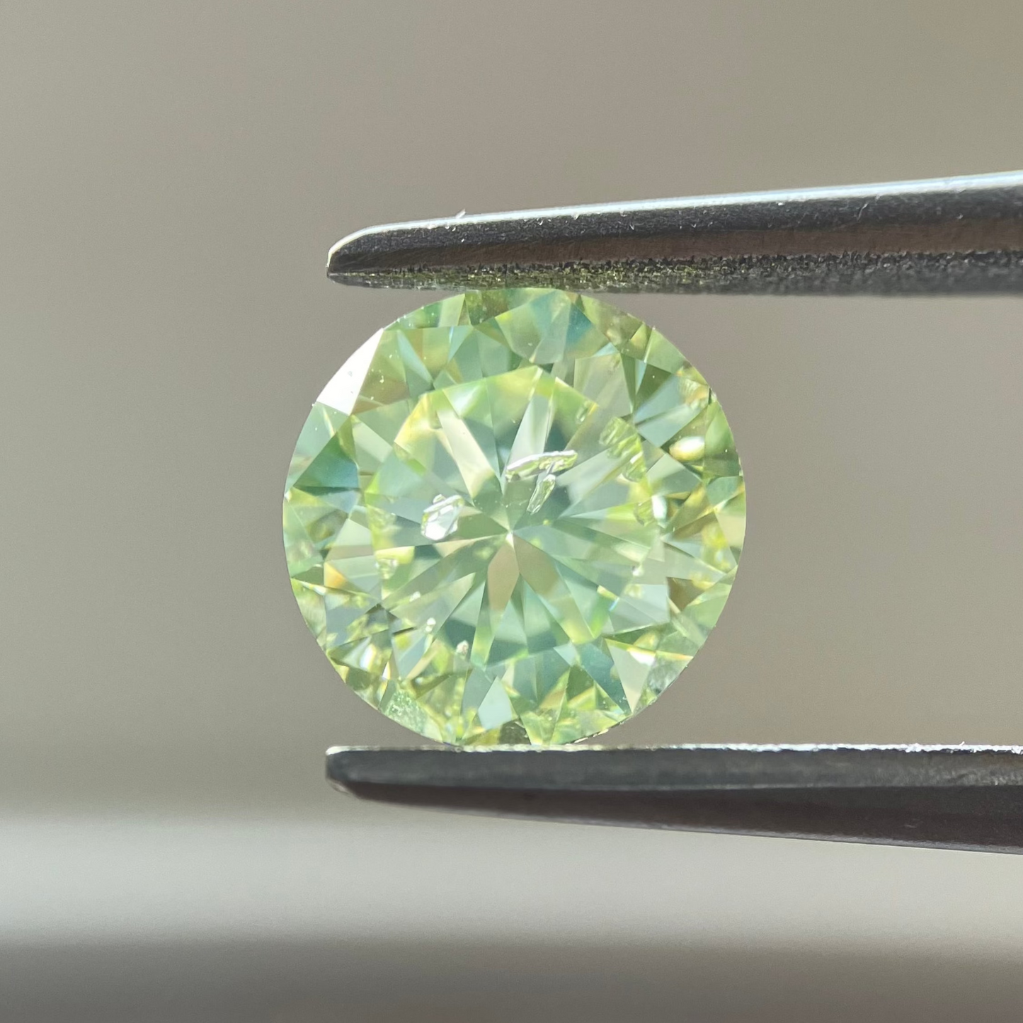 1.100ct natural color Fancy Light Greenish Yellow round loose diamond