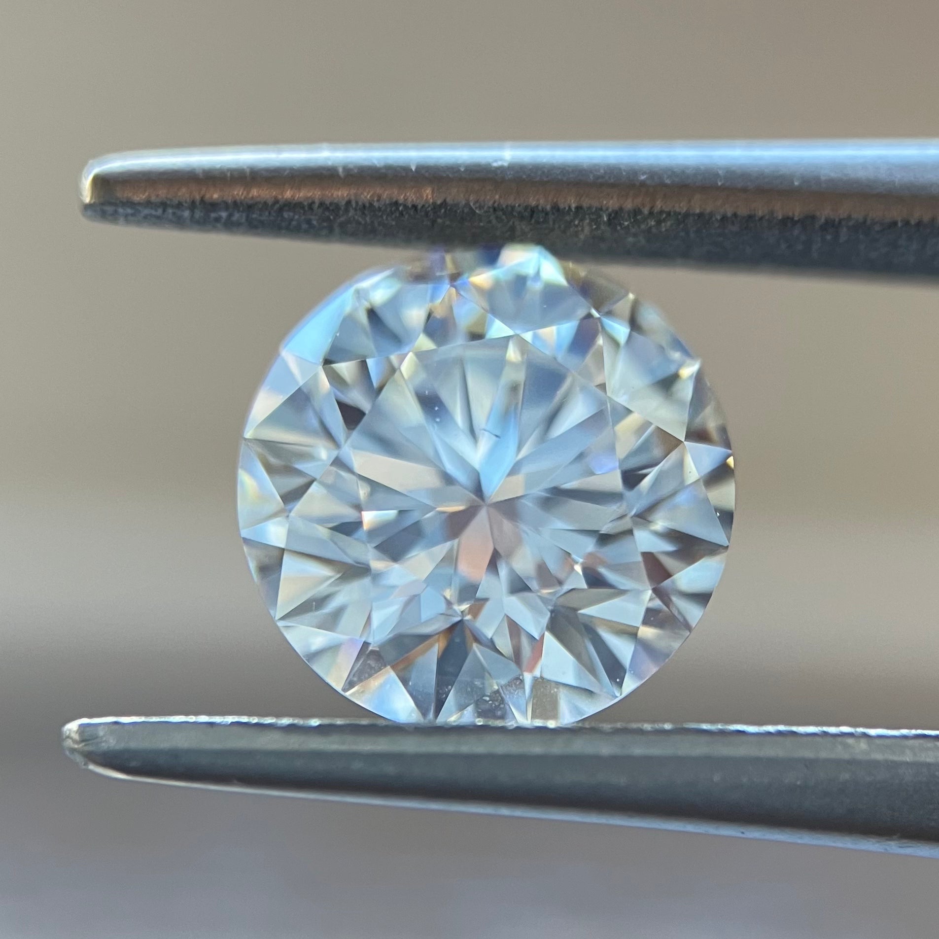 1.152ct 天然発色フェイントブラウンダイヤモンド ラウンドルース