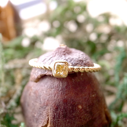 天然イエローオレンジダイヤモンド Fancy Yellow Orange 0.084ct ラディアントカット K18YGリング｜Gallery 100