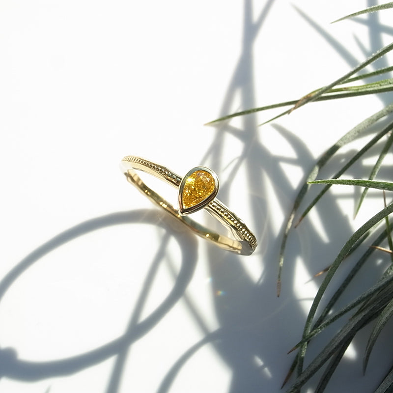 天然イエローダイヤモンド Fancy Vivid Yellow 0.149ct VS2 ペアシェイプ K18YGリング｜Gallery 633