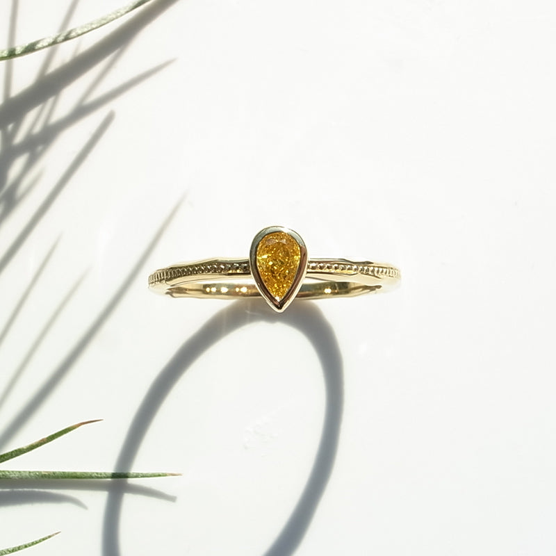 天然イエローダイヤモンド Fancy Vivid Yellow 0.149ct VS2 ペアシェイプ K18YGリング｜Gallery 633