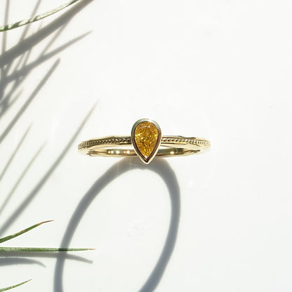 天然イエローダイヤモンド Fancy Vivid Yellow 0.149ct VS2 ペアシェイプ K18YGリング｜Gallery 633