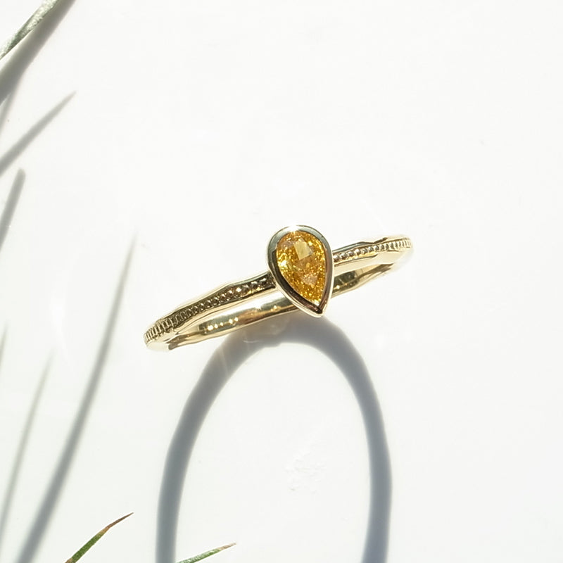 天然イエローダイヤモンド Fancy Vivid Yellow 0.149ct VS2 ペアシェイプ K18YGリング｜Gallery 633