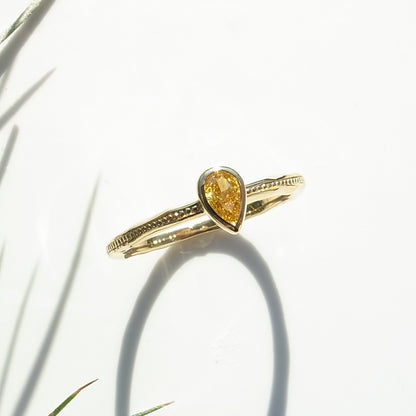 天然イエローダイヤモンド Fancy Vivid Yellow 0.149ct VS2 ペアシェイプ K18YGリング｜Gallery 633