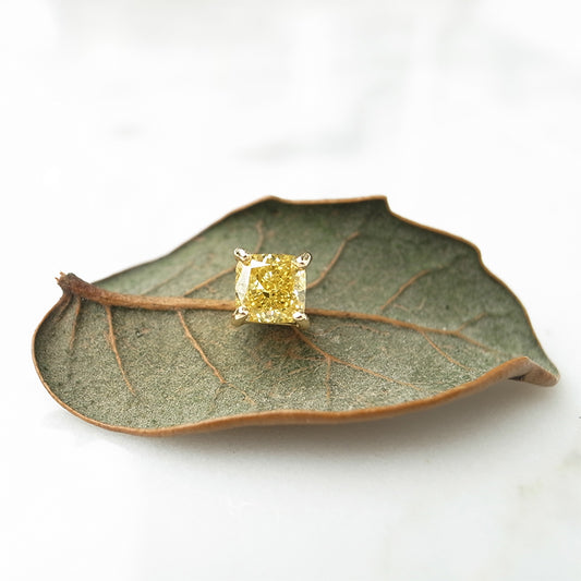 Natural Yellow Diamond Fancy Vivid Yellow 0.352ct VS2 K18YG Earrings｜Gallery 640