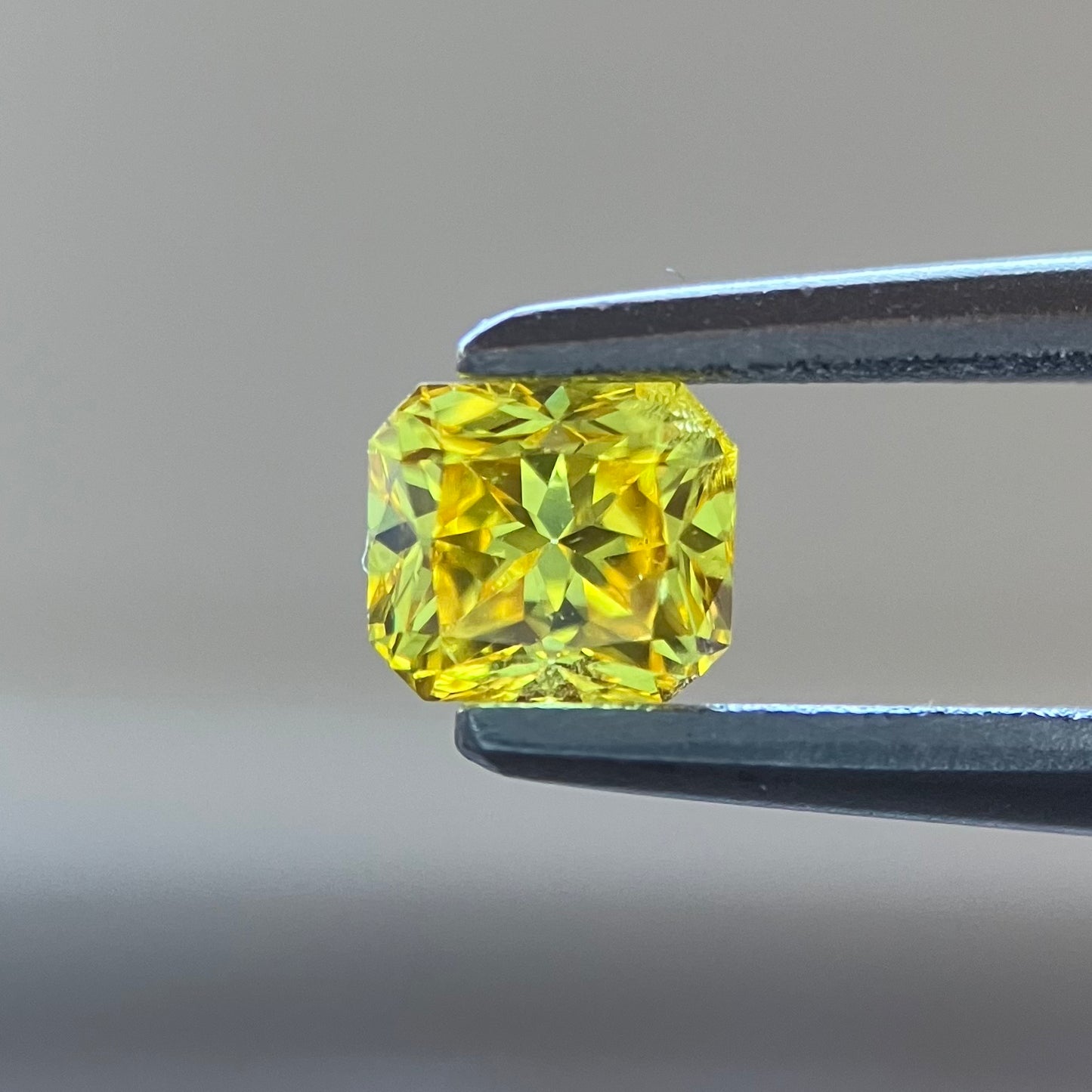 裸石 0.238ct Fancy Vivid Yellow I-1 中央宝石研究所ソーティング付