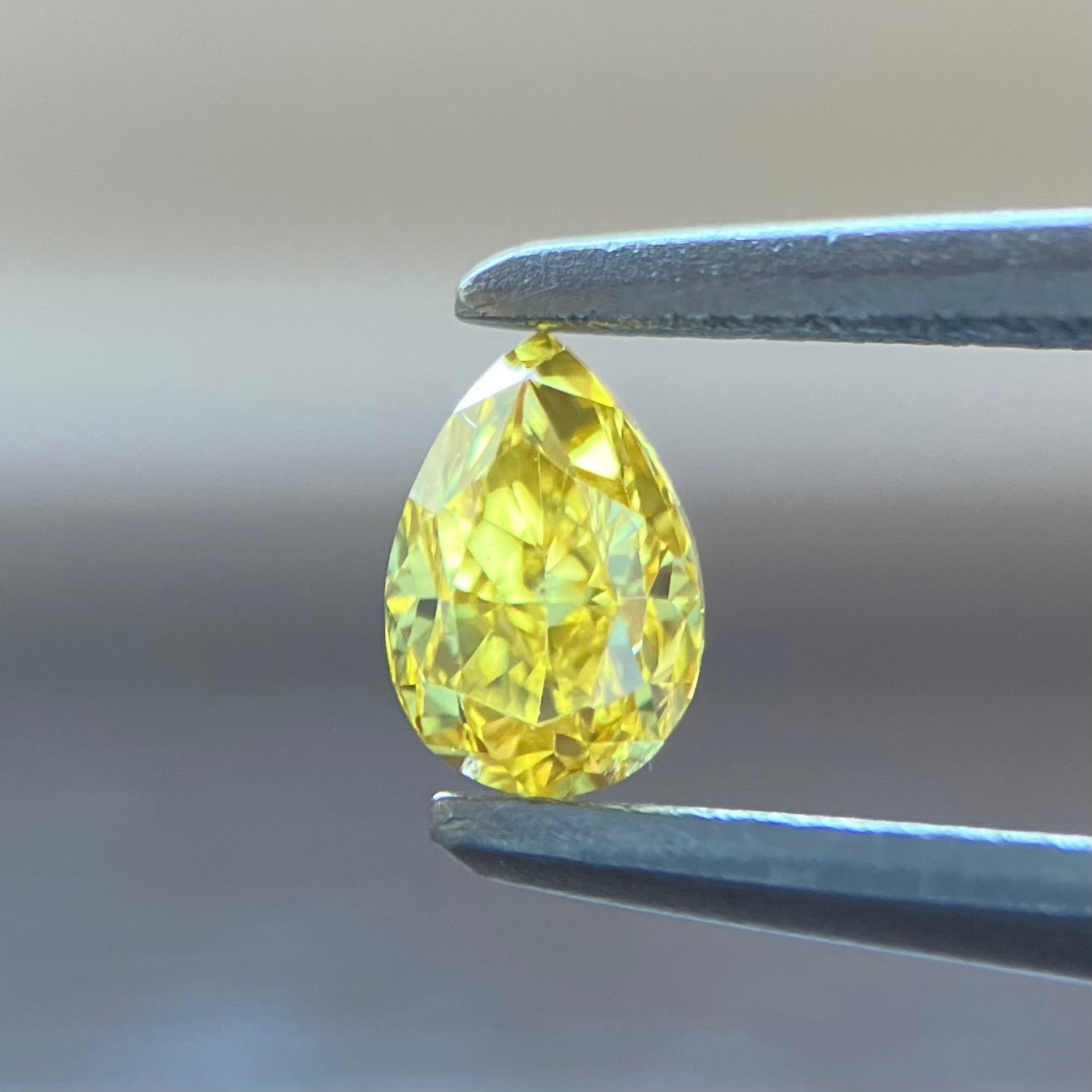FANCY VIVID YELLOW 0.197ct ペアシェイプ CGL|天然発色 FANCY VIVID YELLOW 0.197ct ペアシェイプ CGL|天然発色