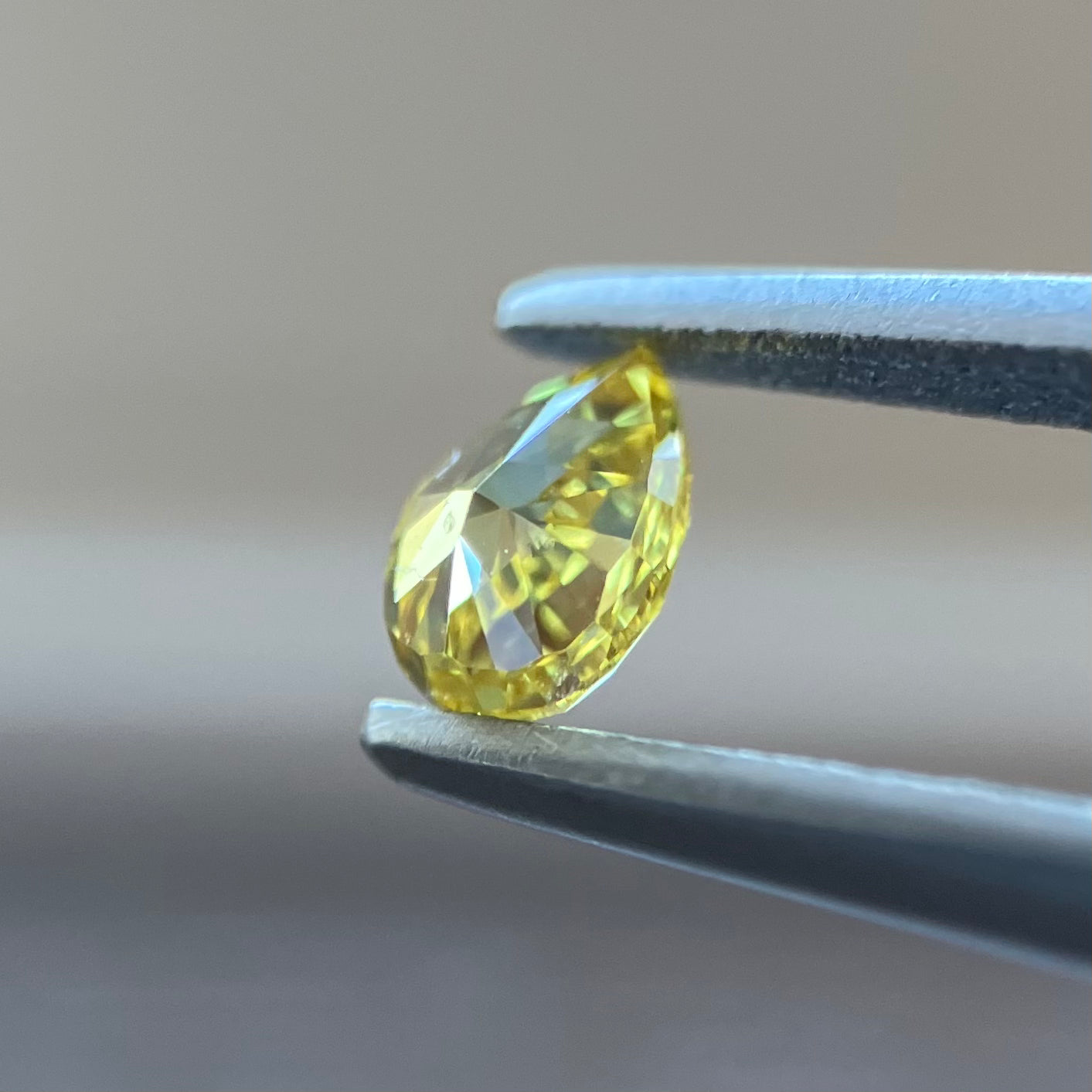 FANCY VIVID YELLOW 0.197ct ペアシェイプ CGL|天然発色 FANCY VIVID YELLOW 0.197ct ペアシェイプ CGL|天然発色