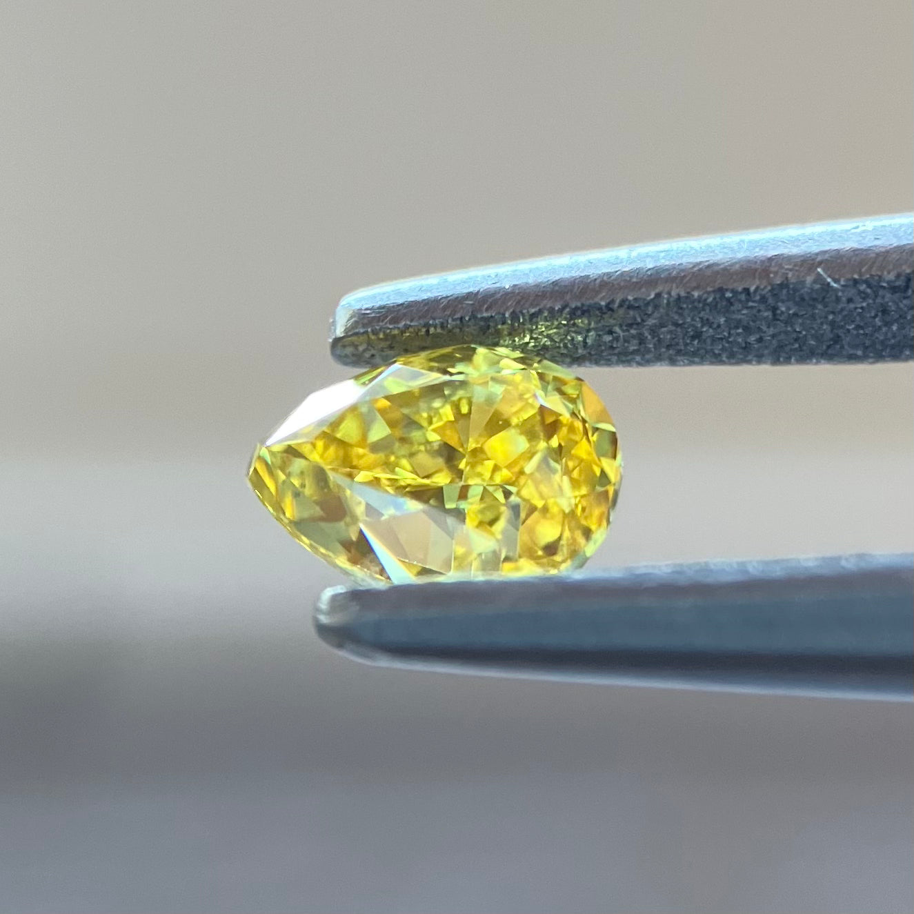 FANCY VIVID YELLOW 0.197ct ペアシェイプ CGL|天然発色イエロー FANCY VIVID YELLOW 0.197ct ペアシェイプ CGL|天然発色イエロー