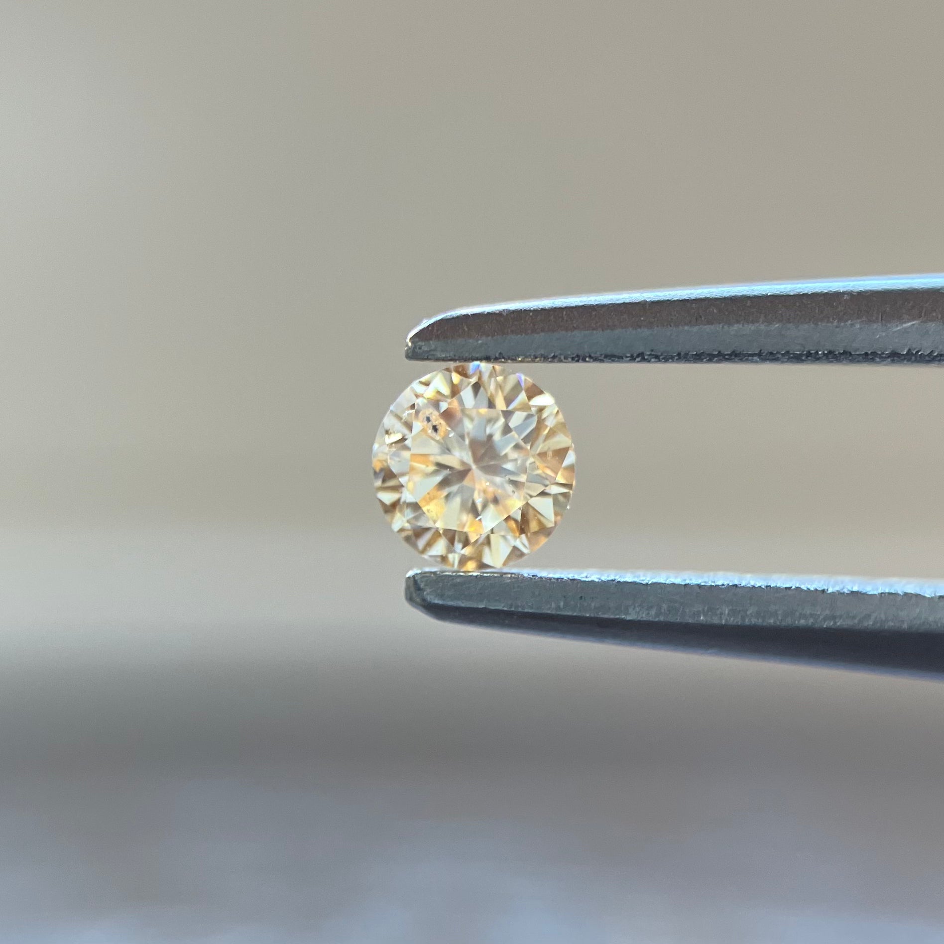 FANCY LIGHT YELLOW ORANGE 0.092ct AGT |天然発色オレンジ FANCY LIGHT YELLOW ORANGE 0.092ct AGT |天然発色オレンジ
