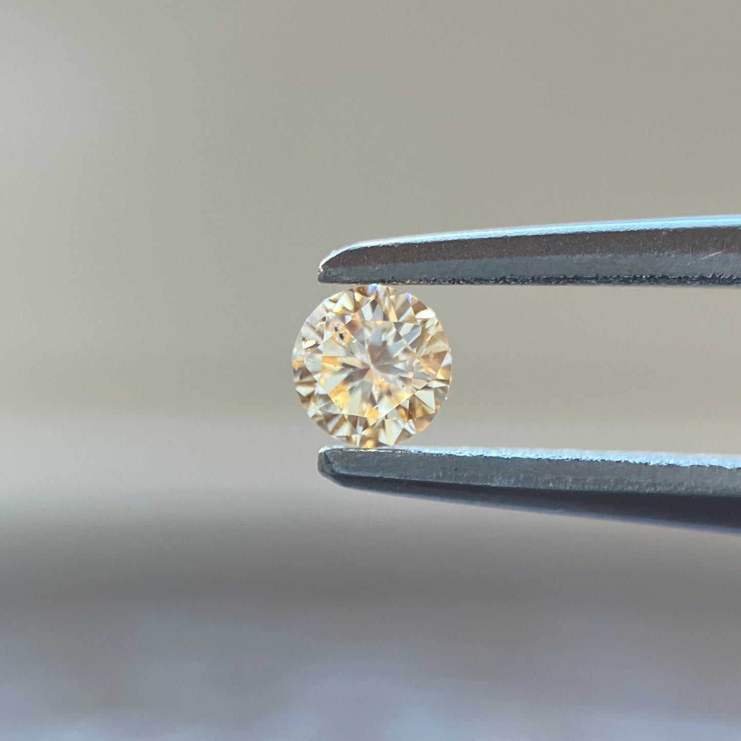 裸石 0.092ct Fancy Light Yellow Orange  SI-2 RD AGTソーティング付き