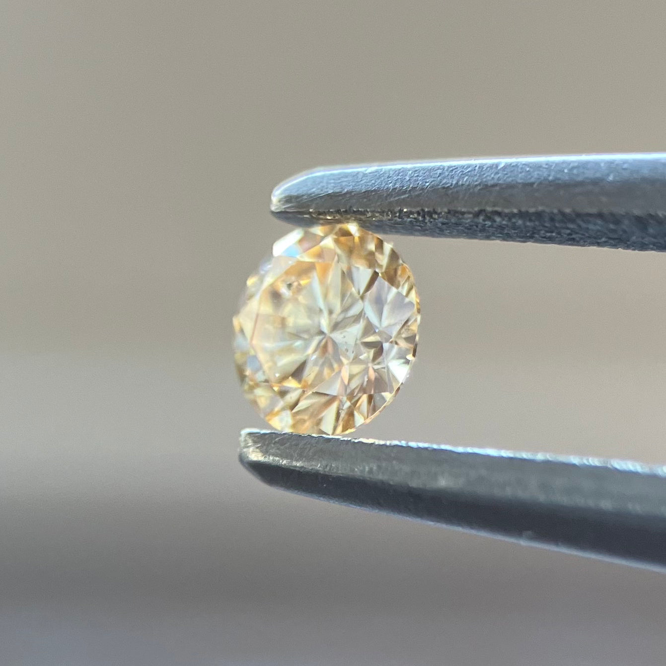 裸石 0.092ct Fancy Light Yellow Orange  SI-2 RD AGTソーティング付き