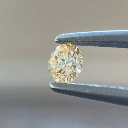 裸石 0.092ct Fancy Light Yellow Orange  SI-2 RD AGTソーティング付き