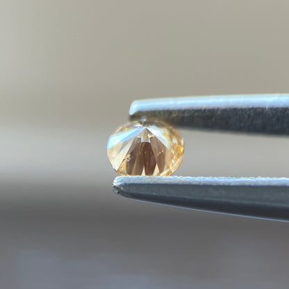 裸石 0.092ct Fancy Light Yellow Orange  SI-2 RD AGTソーティング付き