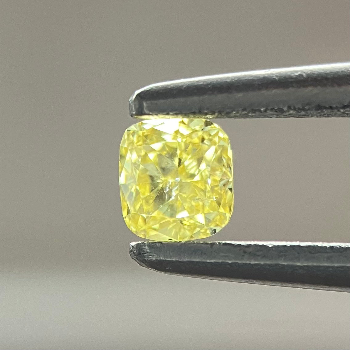 裸石 0.111ct Fancy Intense Yellow SI-1 CU 中央宝石研究所ソーティング付き