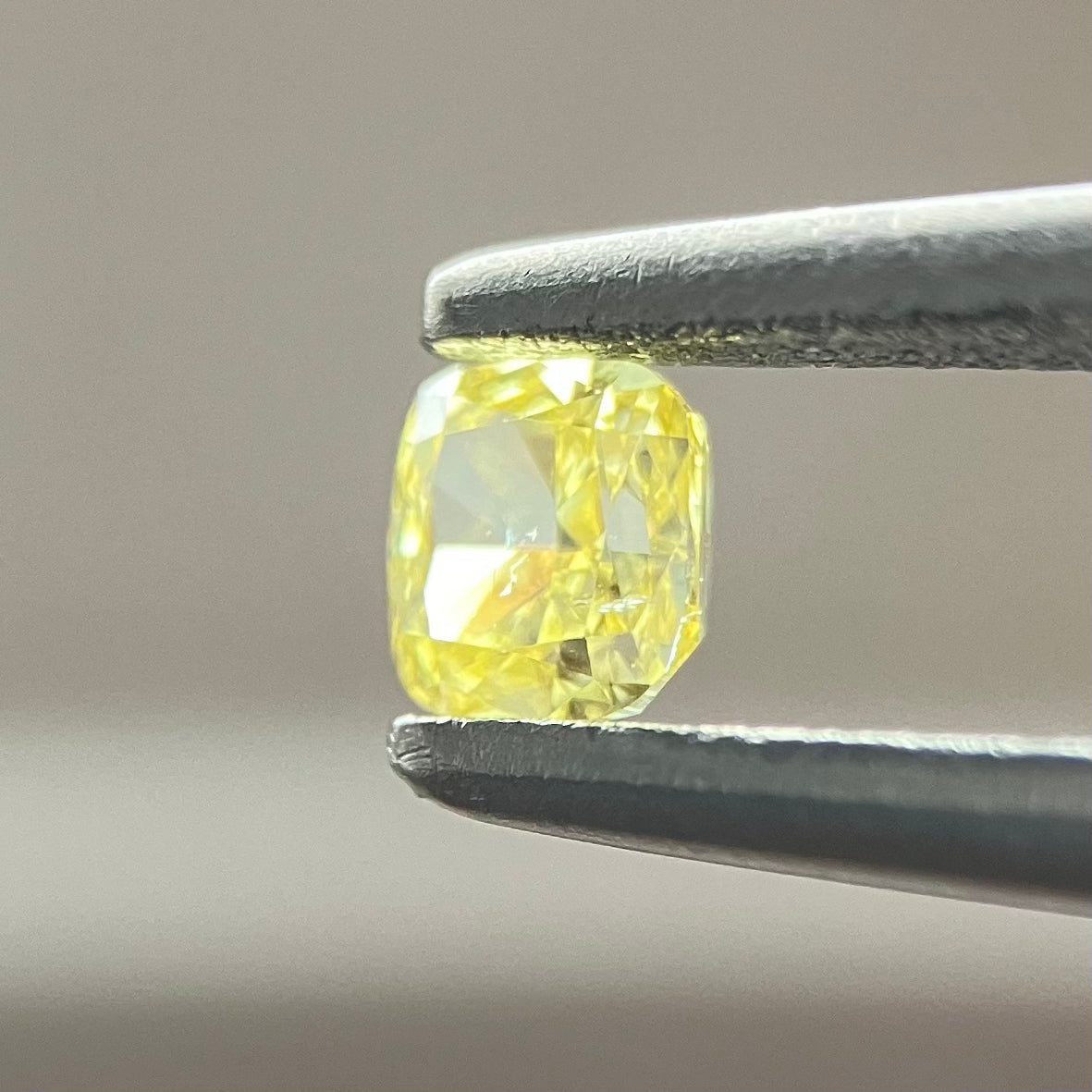 裸石 0.111ct Fancy Intense Yellow SI-1 CU 中央宝石研究所ソーティング付き