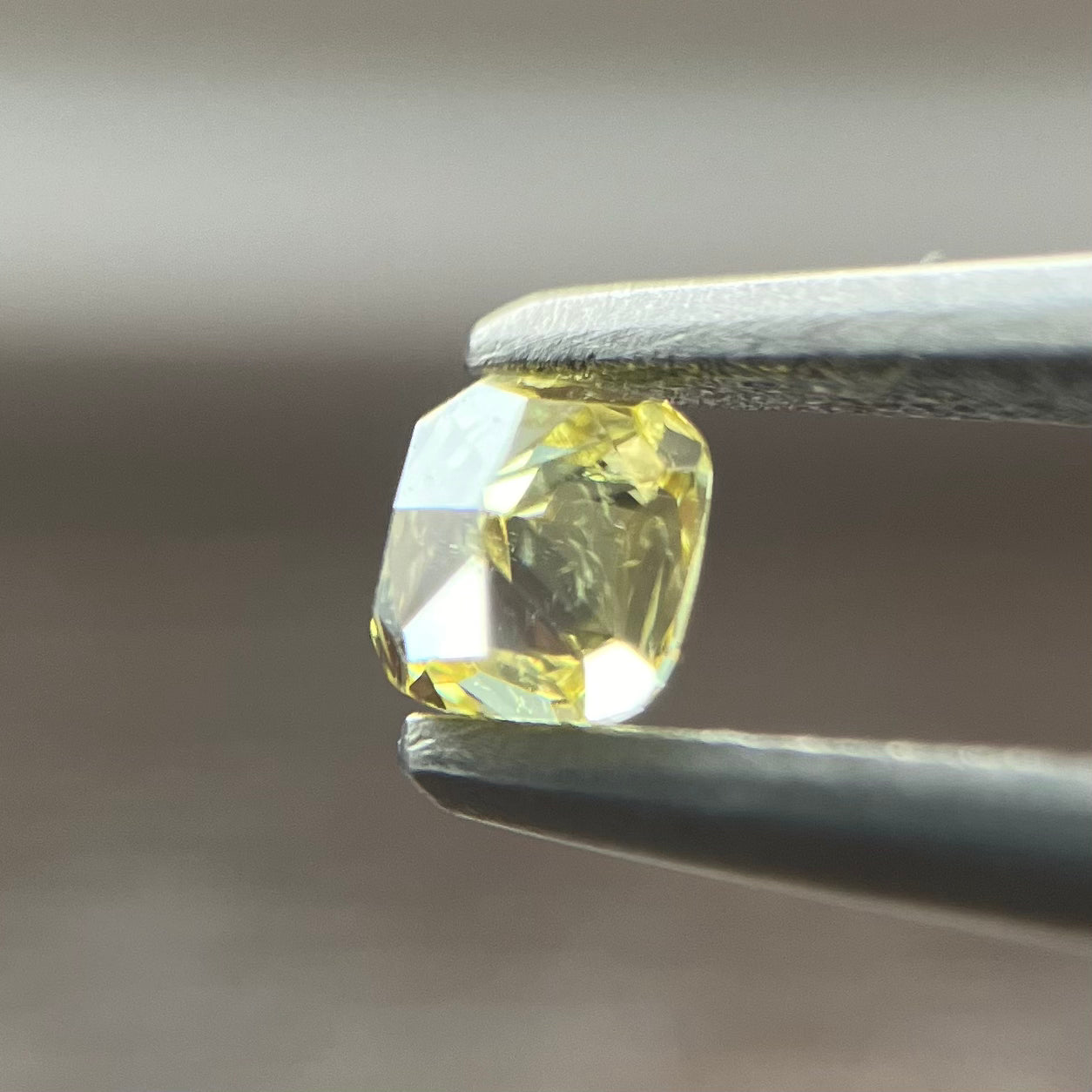 裸石 0.111ct Fancy Intense Yellow SI-1 CU 中央宝石研究所ソーティング付き