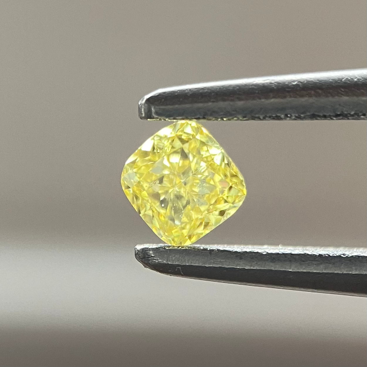 裸石 0.111ct Fancy Intense Yellow SI-1 CU 中央宝石研究所ソーティング付き