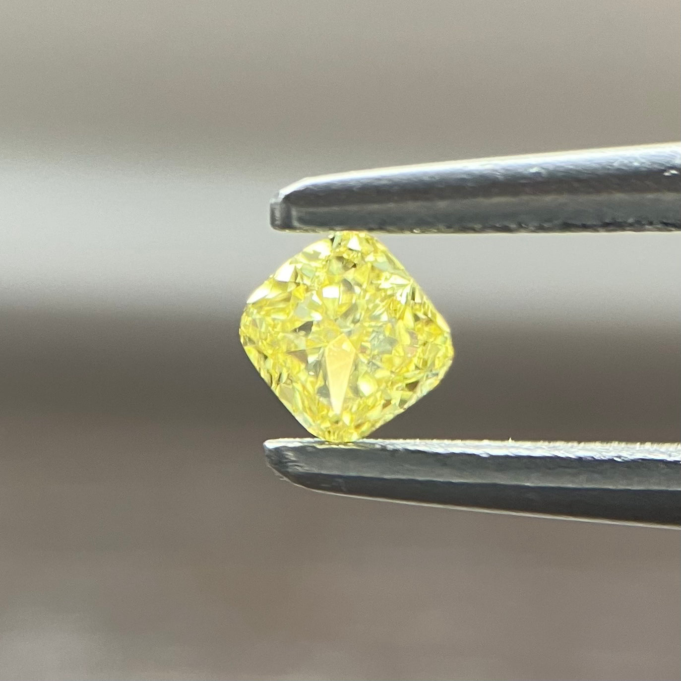 裸石 0.111ct Fancy Intense Yellow SI-1 CU 中央宝石研究所ソーティング付き