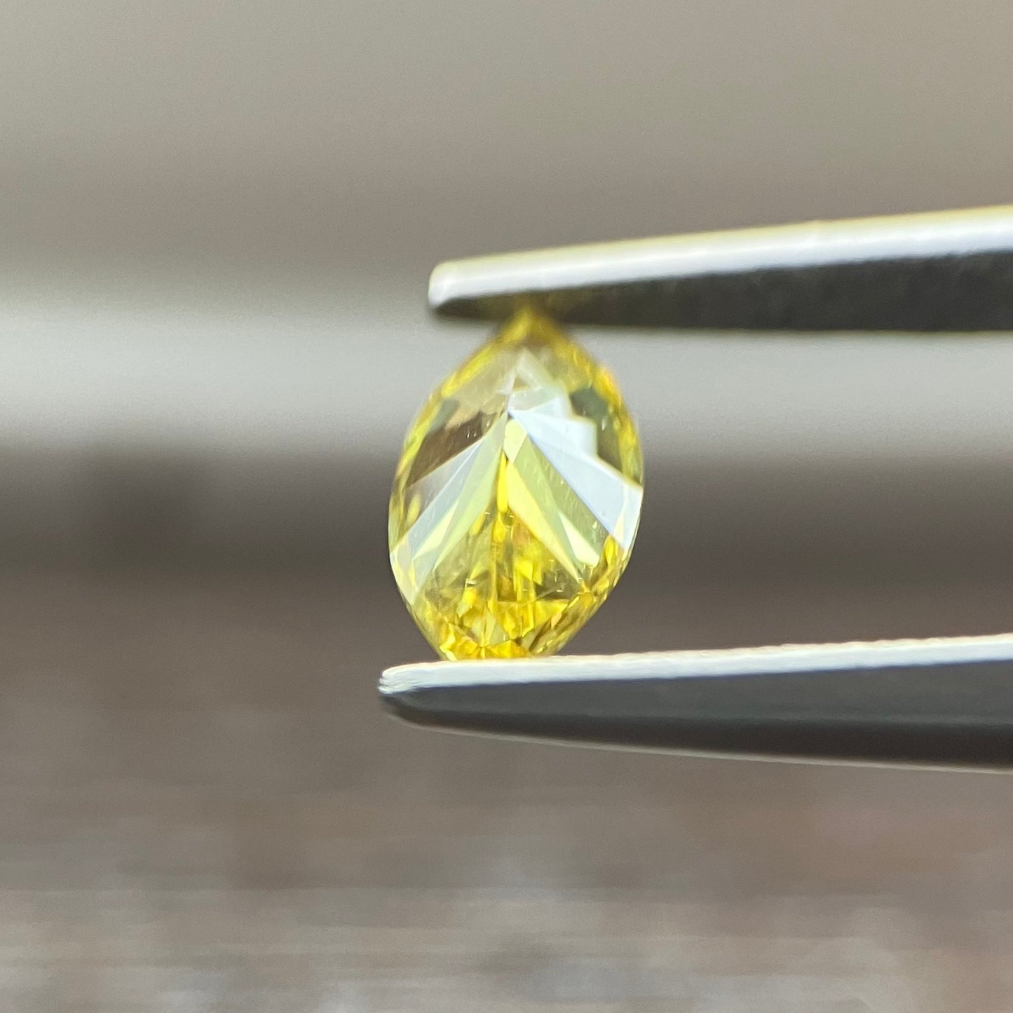 裸石 0.333ct Fancy Vivid Yellow  VVS-2 MQ AGTソーティング付き
