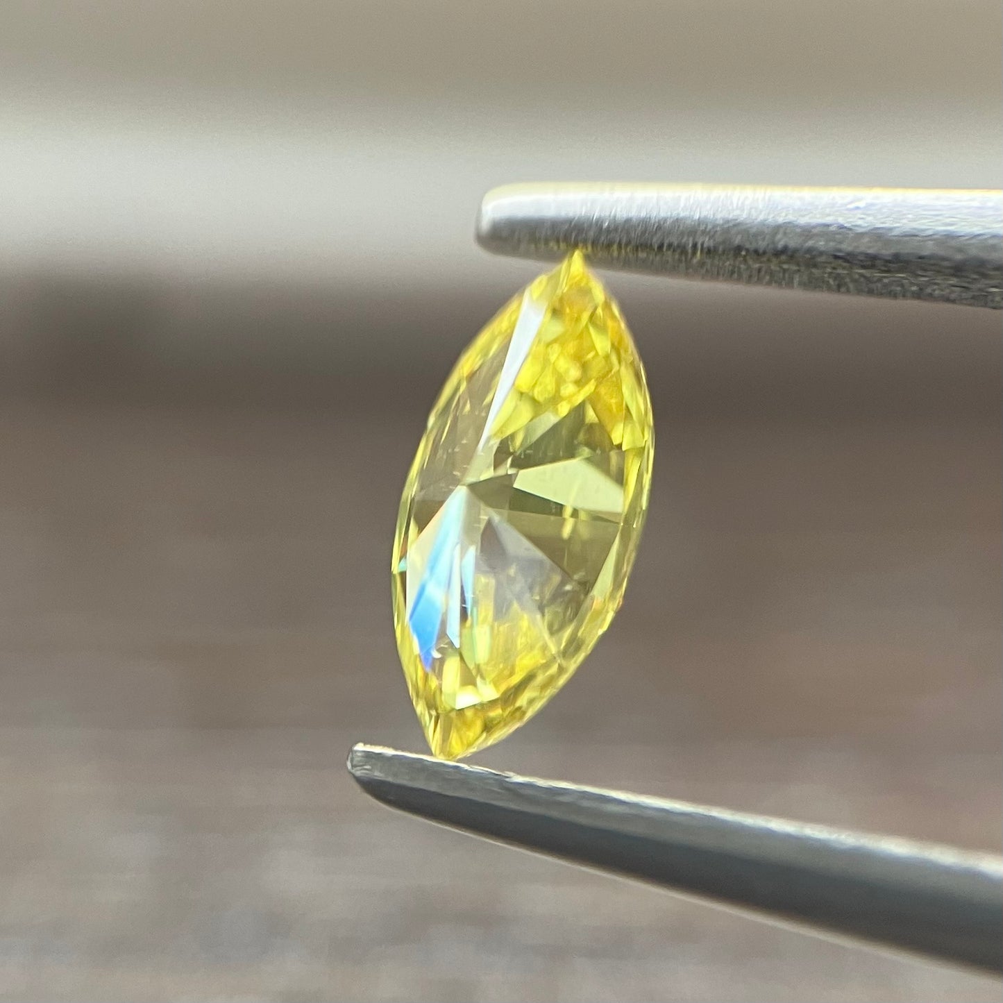 裸石 0.333ct Fancy Vivid Yellow  VVS-2 MQ AGTソーティング付き