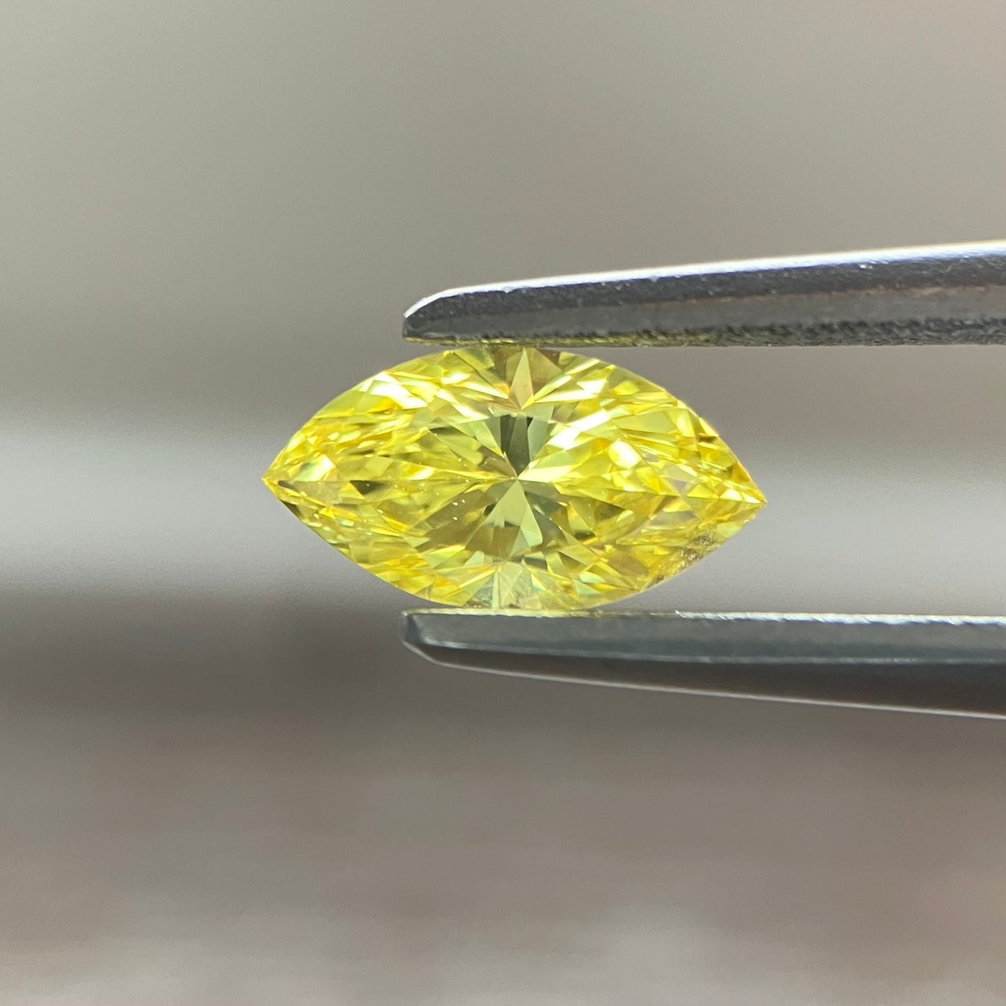 裸石 0.333ct Fancy Vivid Yellow  VVS-2 MQ AGTソーティング付き