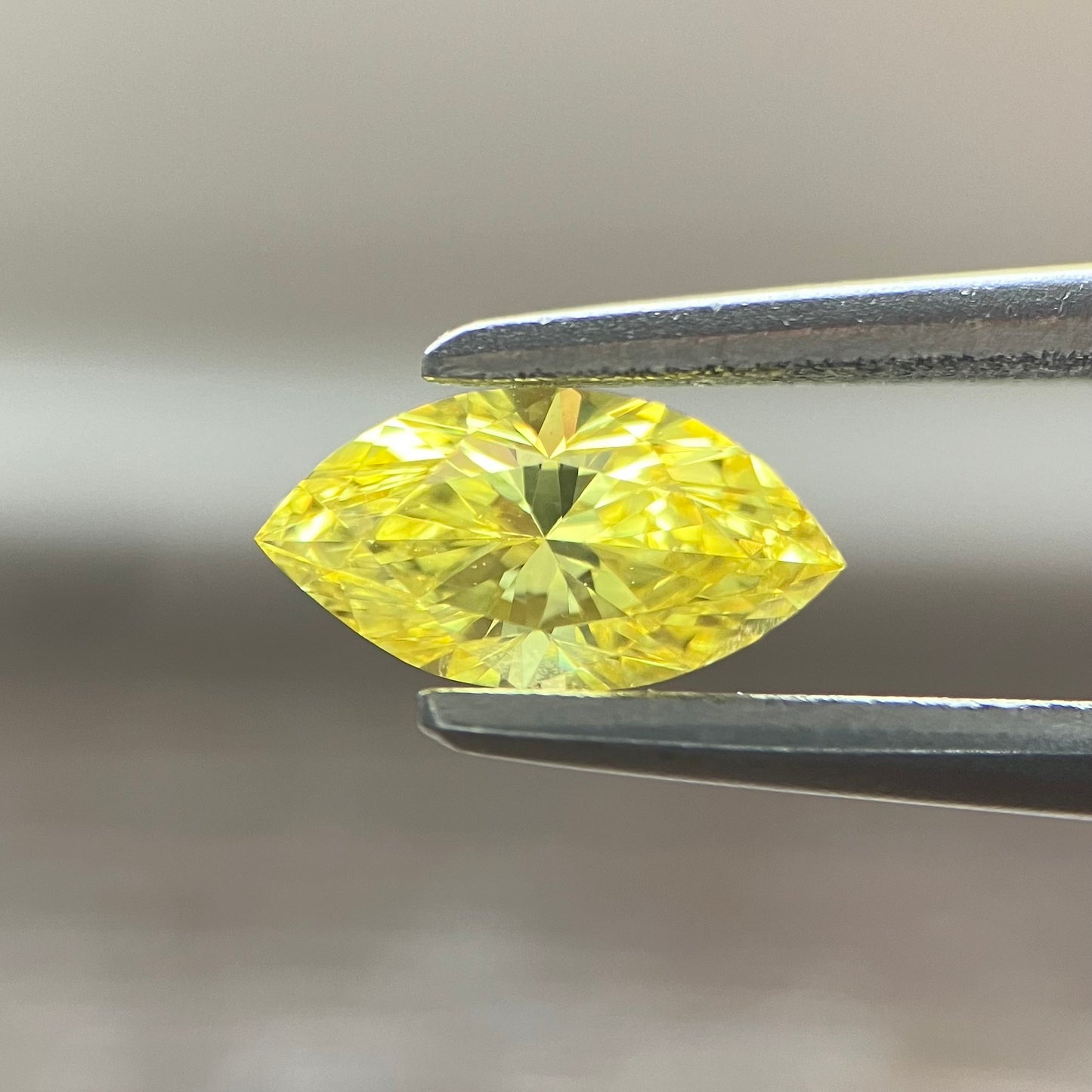 裸石 0.333ct Fancy Vivid Yellow  VVS-2 MQ AGTソーティング付き