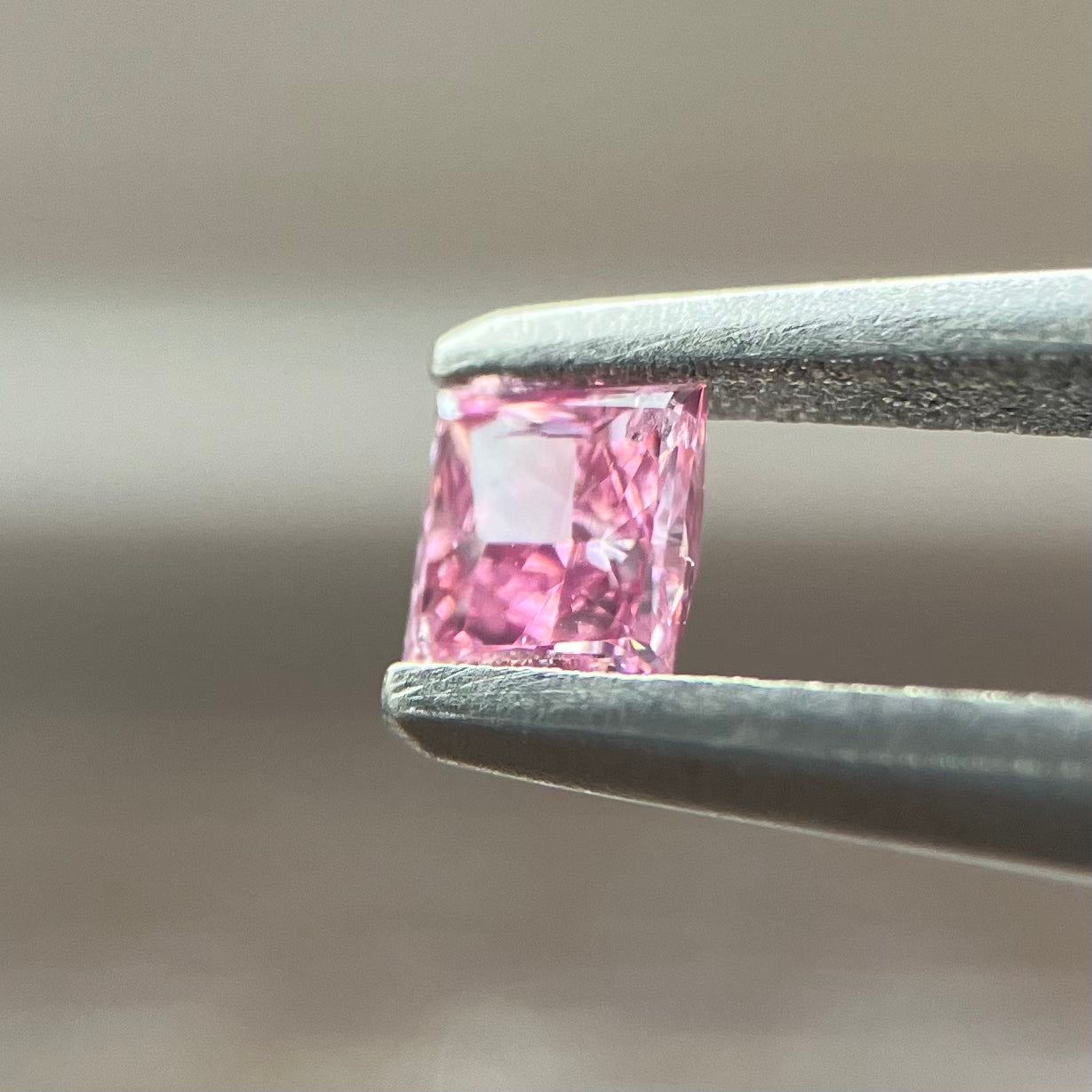 0.085ct Fancy Vivid Purplish Pink Princess AGT | Natural Fancy 0.085ct Fancy Vivid Purplish Pink Princess AGT | Natural Fancy
