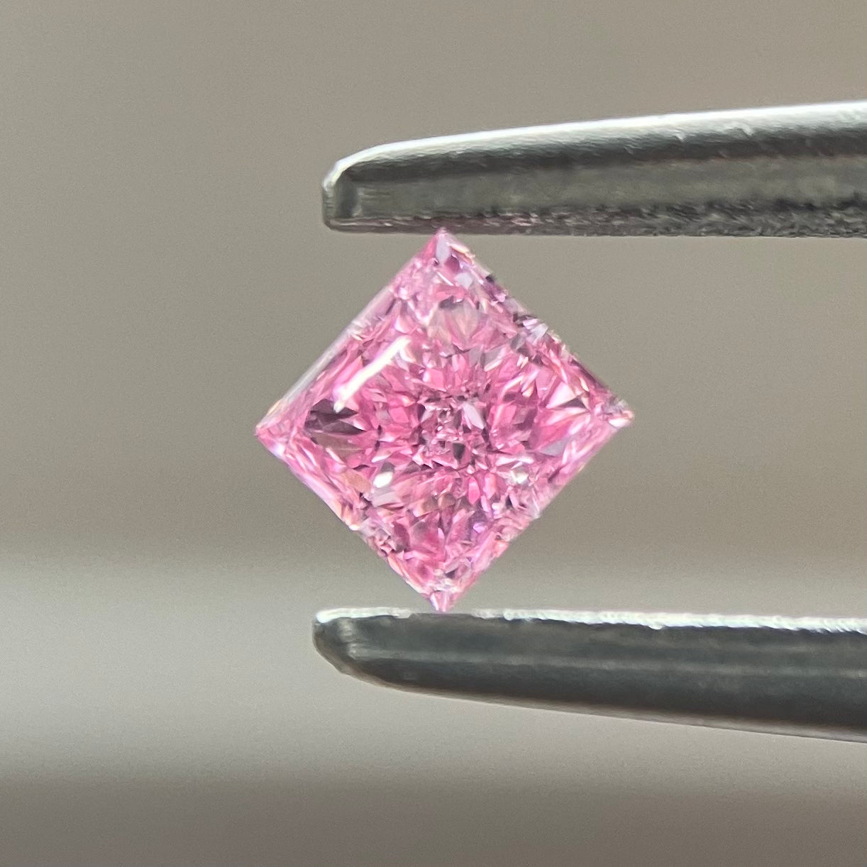 裸石 0.085ct Fancy Vivid Purplish Pink  SI-2 PR AGTソーティング付き
