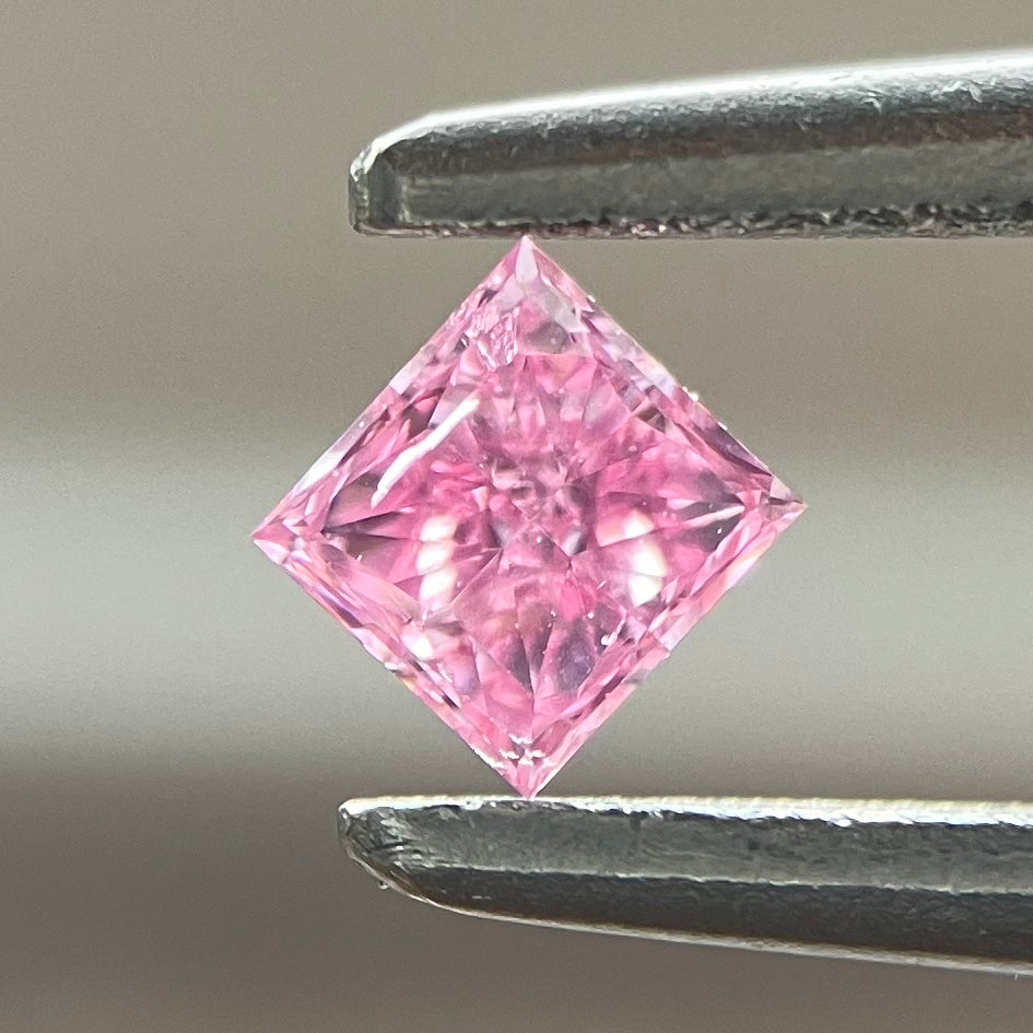 0.085ct Fancy Vivid Purplish Pink Princess AGT | Natural Fancy 0.085ct Fancy Vivid Purplish Pink Princess AGT | Natural Fancy
