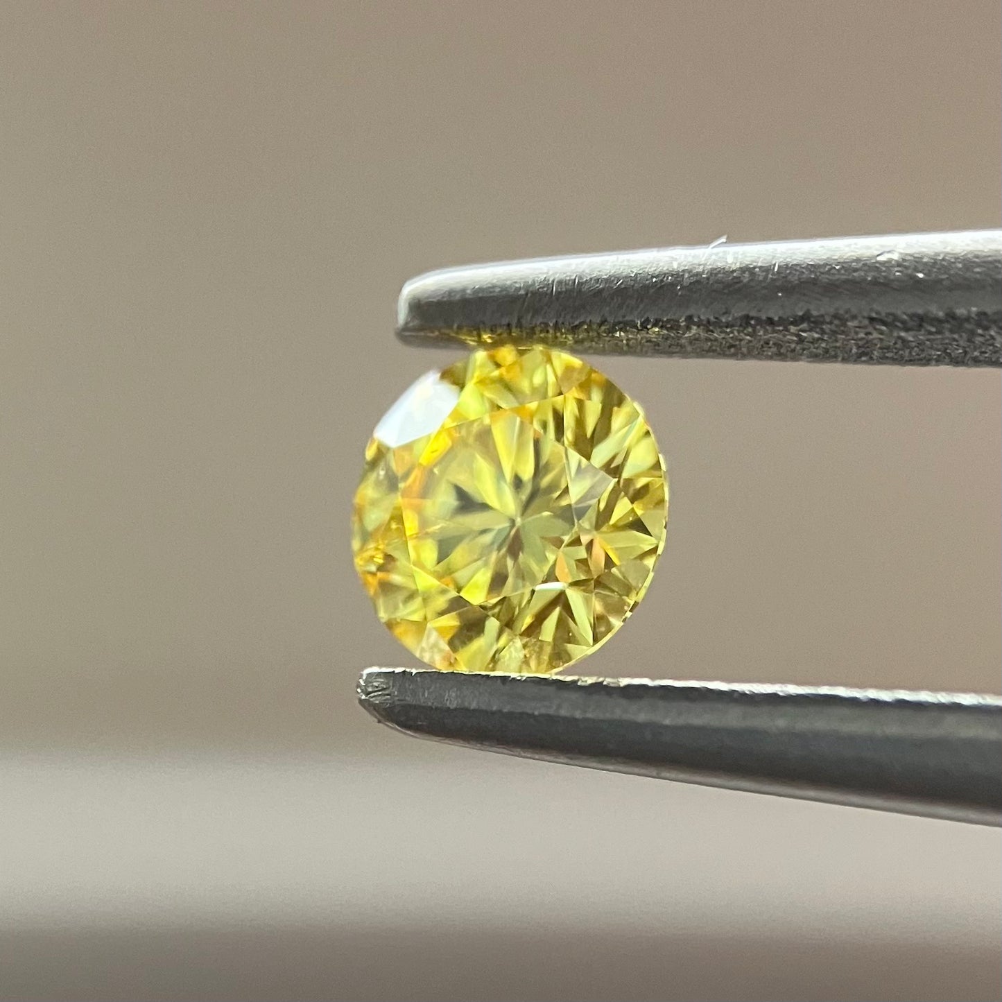 裸石 0.189ct Fancy Intense Yellow SI-2 RD 中央宝石研究所ソーティング付き