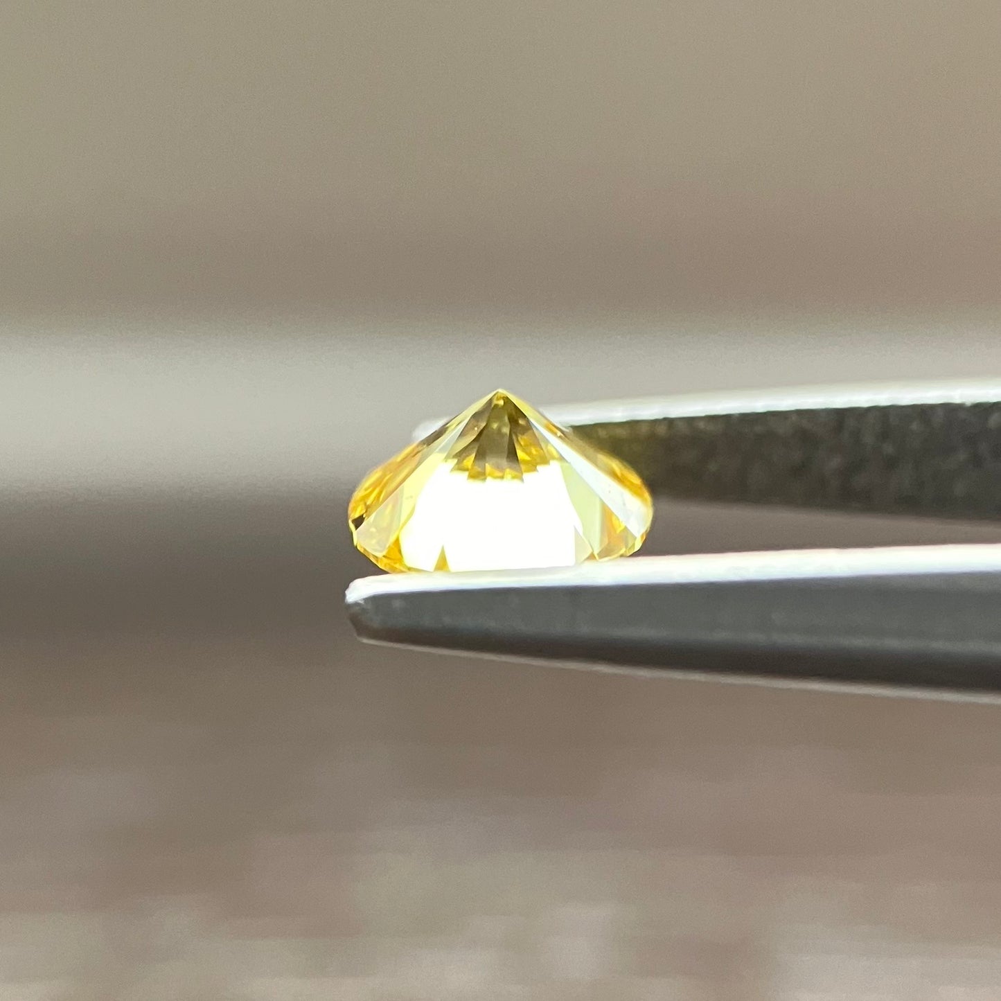 裸石 0.189ct Fancy Intense Yellow SI-2 RD 中央宝石研究所ソーティング付き
