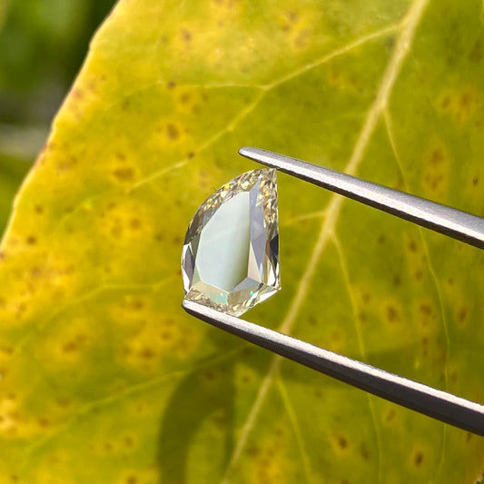 Loose stone 1.046ct LIGHT YELLOW (UNDER S) SI-1 Tusk Shape with Central Gem Laboratory sorting