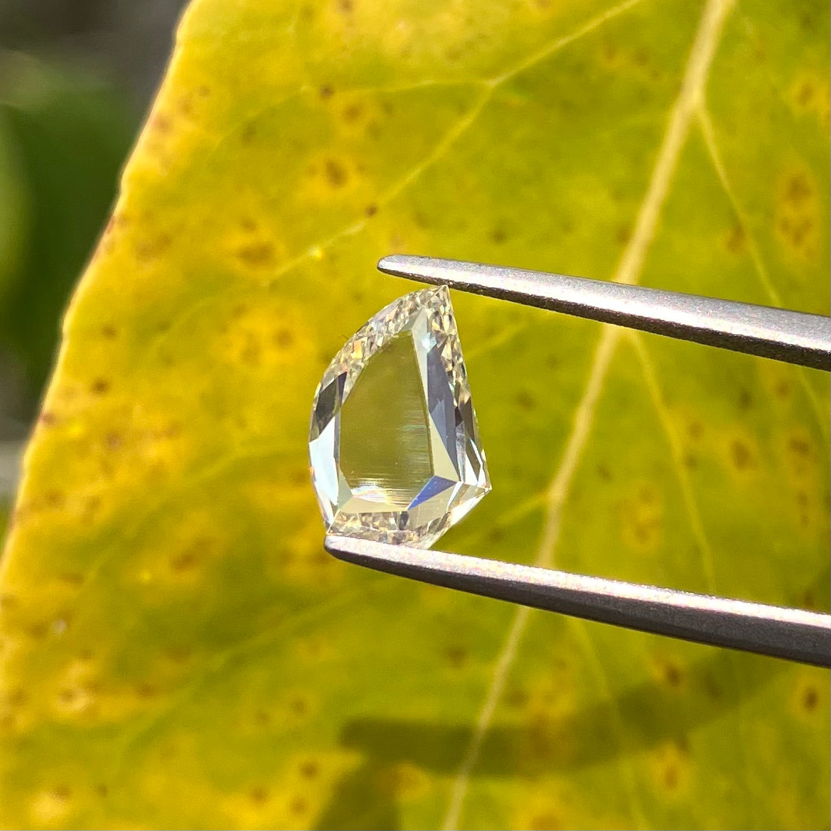Loose stone 1.046ct LIGHT YELLOW (UNDER S) SI-1 Tusk Shape with Central Gem Laboratory sorting