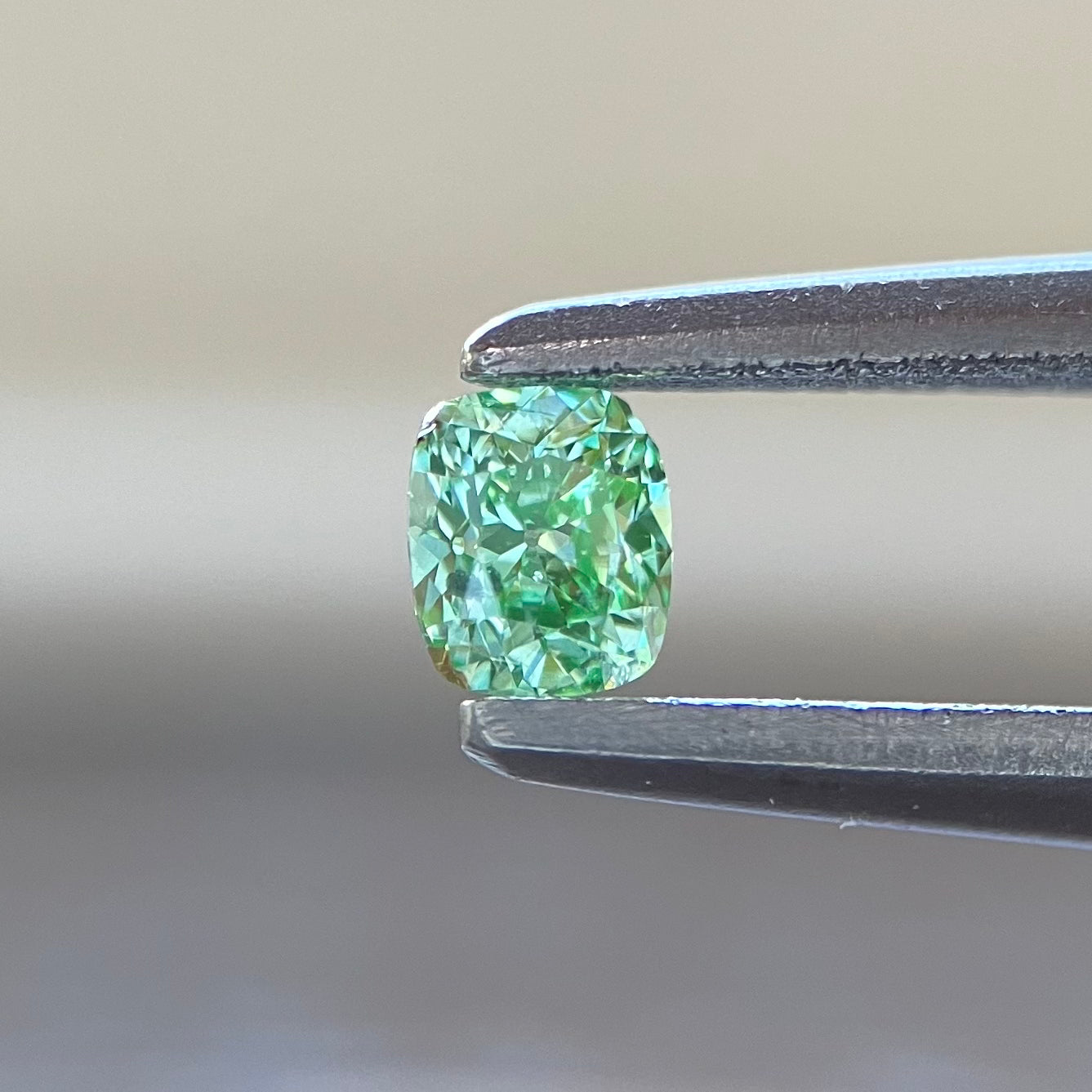 0.09克拉 Fancy Intense Green（浓彩绿色）垫形裸钻 附GIA鉴定证书
