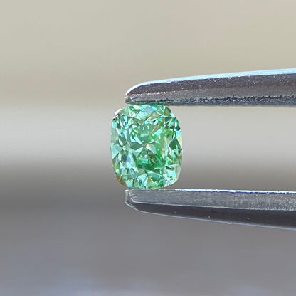 0.09克拉 Fancy Intense Green（浓彩绿色）垫形裸钻 附GIA鉴定证书