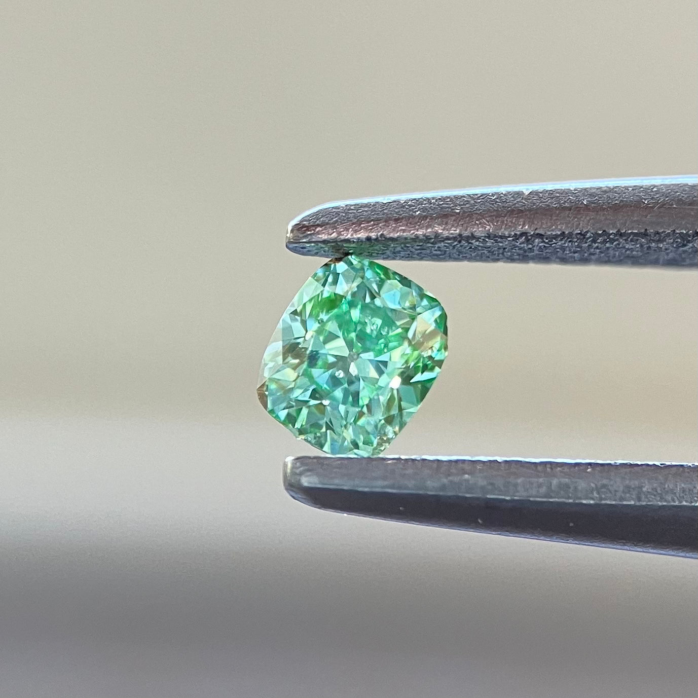 0.09克拉 Fancy Intense Green（浓彩绿色）垫形裸钻 附GIA鉴定证书