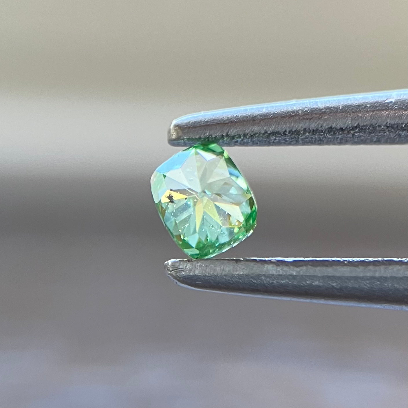 0.09克拉 Fancy Intense Green（浓彩绿色）垫形裸钻 附GIA鉴定证书