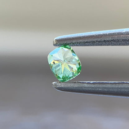 0.09克拉 Fancy Intense Green（浓彩绿色）垫形裸钻 附GIA鉴定证书