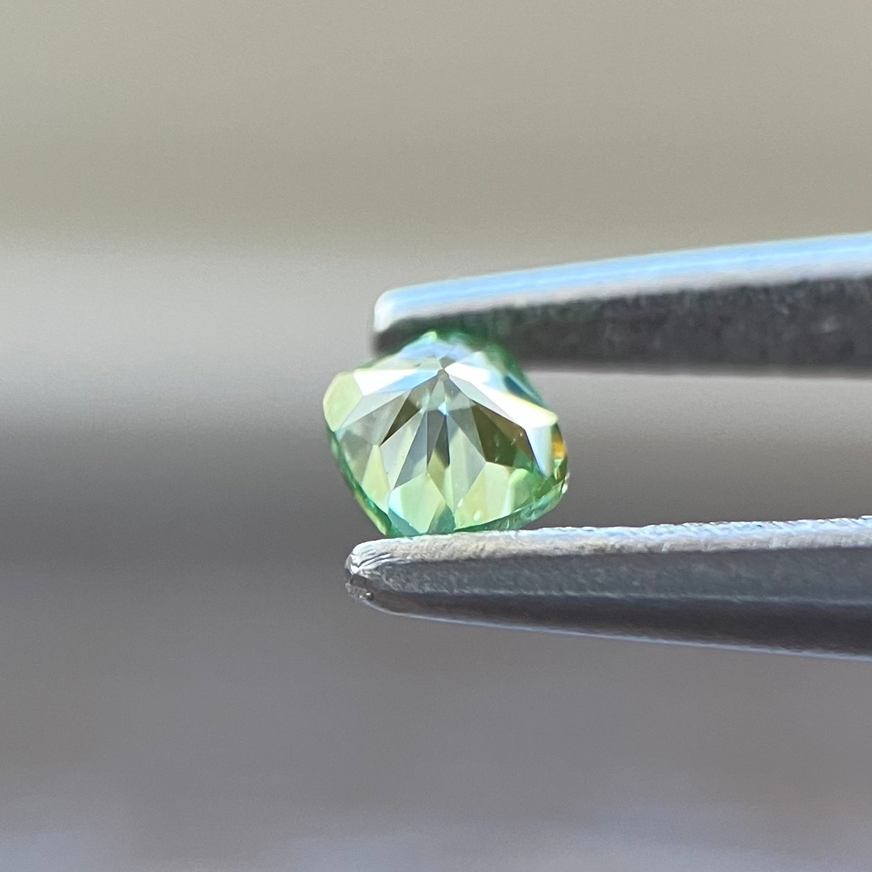 0.09克拉 Fancy Intense Green（浓彩绿色）垫形裸钻 附GIA鉴定证书