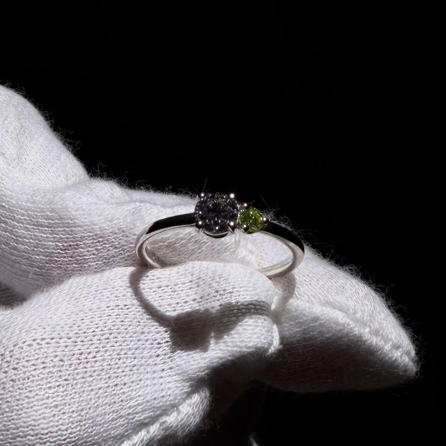 ツインダイヤモンド Dカラー 0.357ct  & Fancy Light Yellow Green 0.085ct /PT900 リング