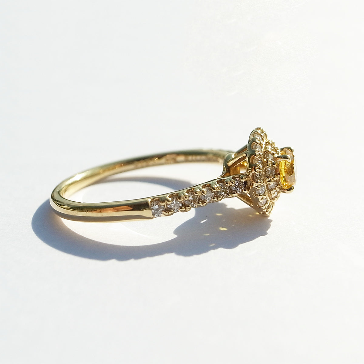 Fancy Vivid Yellow ダイヤモンド 0.274ct メレダイヤモンド 0.251ct /K18YG リング