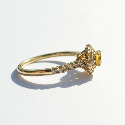 Fancy Vivid Yellow ダイヤモンド 0.274ct メレダイヤモンド 0.251ct /K18YG リング