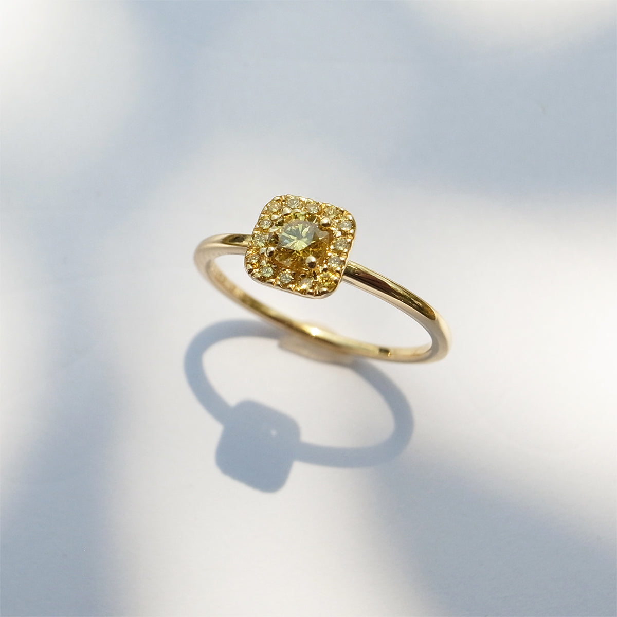 Fancy Intense Yellow ダイヤモンド 0.18ct /K18YG リング